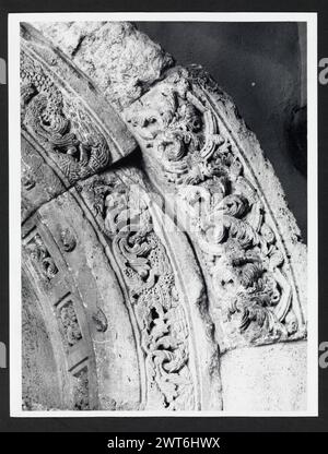 Abruzzen L'Aquila Celano Allgemeine Ansichten. Hutzel, Max 1960-1990 Panoramablick auf Stadt und Burg von NE. Der in Deutschland geborene Fotograf und Gelehrte Max Hutzel (1911–1988) fotografierte in Italien von den frühen 1960er Jahren bis zu seinem Tod. Das Ergebnis dieses Projektes, von Hutzel als Foto Arte Minore bezeichnet, ist eine gründliche Dokumentation der kunsthistorischen Entwicklung in Italien bis zum 18. Jahrhundert, darunter Objekte der Etrusker und Römer sowie frühmittelalterliche, romanische, gotische, Renaissance- und Barockdenkmäler. Die Bilder werden nach geografischer Region in Italien, dann nach Provinz, Stadt und Standort geordnet Stockfoto
