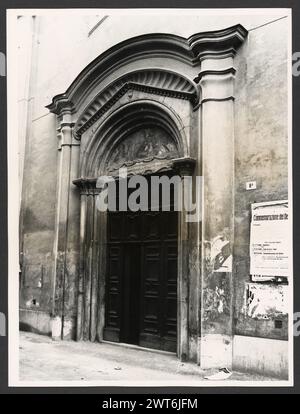 Lazio Rieti Rieti S. Agnese. Hutzel, Max 1960-1990 postmittelalterliche Architektur, Skulptur, Malerei. Diese Kirche wurde in der ersten Hälfte des 16. Jahrhunderts erbaut und 1748 umgebaut. Aus dieser Zeit stammen auch die Deckenfresken und zwei Gemälde, die Madonna des Rosenkranzes und S. Agnese e la Beata Colomba von Emanuele Alfani. Der in Deutschland geborene Fotograf und Gelehrte Max Hutzel (1911–1988) fotografierte in Italien von den frühen 1960er Jahren bis zu seinem Tod. Das Ergebnis dieses Projekts, von Hutzel als Foto Arte Minore bezeichnet, ist eine gründliche Dokumentation der kunsthistorischen Entwicklung in Italien bis hin zum Stockfoto