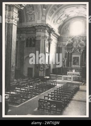 Lazio Viterbo Ronciglione Ss. Pietro e Caterina. Hutzel, Max 1960-1990 postmittelalterliche Architektur, Skulptur, Tabernakel, Malerei, Deckenfresken. Der Dom ist ein barockes Gebäude nach einem Entwurf von Pietro da Cortona. Die Fassade wurde im 17. Jahrhundert von Carlo Rainaldi (1671–1695) renoviert, und der campanile wurde 1734 hinzugefügt. Auf einem Queraltar befindet sich ein Triptychon des Erlösers, das Christus, die Jungfrau und den Heiligen Johannes darstellt. Das Triptychon von Gabriele di Francesco von Viterbo stammt aus dem 15. Jahrhundert. Direkt über dem Altar befindet sich ein Gemälde der Himmelfahrt von Francesco Tre Stockfoto