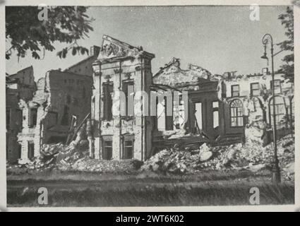 Vintage 1945 schwarz-weiße Postkarte, die die Zerstörung von Warschau, Polen, während des Zweiten Weltkriegs, Ruinen des republikanischen Palastes zeigt Stockfoto