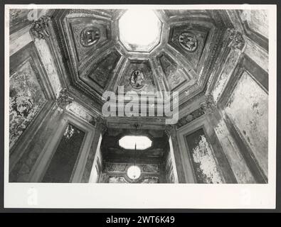 Latium Roma Subiaco Rocca Abbaziale1. Hutzel, Max 1960-1990 aus nächster Nähe: Außenansicht der Burg, Portale, päpstliche Wappen. Innenblick auf Eingangshalle, Kapelle, Appartamento dei Colonna, Appartamento di Pio VI und Camara di Pio VI, mit vielen Detailblicken auf Decken- und Wandfresken. Allgemeine Anmerkungen: Ansichten 1-7 extrahiert und separat unter Allgemeine Ansichten abgelegt. Der in Deutschland geborene Fotograf und Gelehrte Max Hutzel (1911–1988) fotografierte in Italien von den frühen 1960er Jahren bis zu seinem Tod. Das Ergebnis dieses Projekts, das Hutzel als Foto Arte Minore bezeichnet, ist eine gründliche Dokumentation der Kunstgeschichte Stockfoto