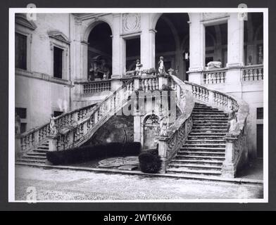 Lazio Viterbo Gallese Palazzo Ducale3. Hutzel, Max 1960-1990 Nachmittelalterliche Architektur, im 16. Jahrhundert in wohnpalazzo umgewandelt; Architekturskulptur; Skulptur der in Deutschland geborene Fotograf und Gelehrte Max Hutzel (1911–1988) fotografierte in Italien von Anfang der 1960er Jahre bis zu seinem Tod. Das Ergebnis dieses Projektes, von Hutzel als Foto Arte Minore bezeichnet, ist eine gründliche Dokumentation der kunsthistorischen Entwicklung in Italien bis zum 18. Jahrhundert, einschließlich der Objekte der Etrusker und Römer, sowie frühmittelalterliche, romanische, gotische, Renaissance- und Barockdenkmäler Stockfoto