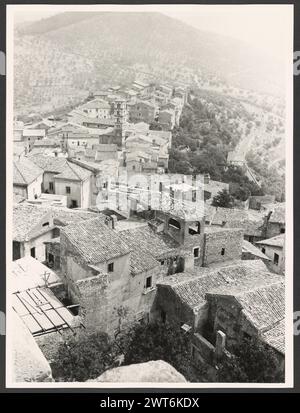 Latium Latina Sermoneta Castello Caetani. Hutzel, Max 1960-1990 postmittelalterlich: Ansichten anderer Architekturstrukturen in der Nähe; Architektur, Architekturskulptur (17. Jahrhundert) Innenräume sind Möbel, Wandmalereien (16. Jahrhundert), Skulptur der in Deutschland geborene Fotograf und Gelehrte Max Hutzel (1911–1988), fotografiert in Italien von den frühen 1960er Jahren bis zu seinem Tod. Das Ergebnis dieses Projektes, von Hutzel als Foto Arte Minore bezeichnet, ist eine gründliche Dokumentation der kunsthistorischen Entwicklung in Italien bis zum 18. Jahrhundert, einschließlich der Objekte der Etrusker und Römer, sowie der Ohr Stockfoto