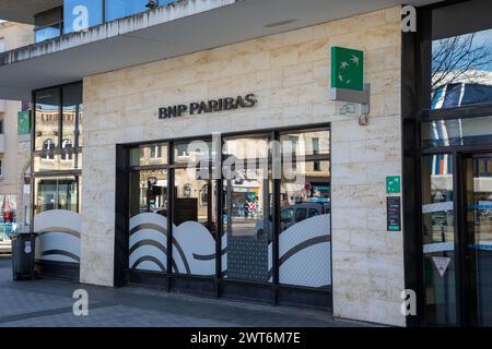 Bordeaux , Frankreich - 03 07 2024 : bnp paribas Logo Marke und Kette Text Schild Büro Fassade Agentur französisch multinationale Schilder Bank Eingang Stockfoto