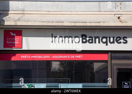 Bordeaux , Frankreich - 03 07 2024 : immo banques Courtage Sign Logo Büro Bank und Immobilienmakler Agentur Stockfoto