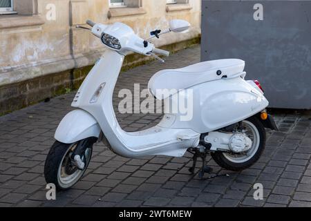 Bordeaux , Frankreich - 03 12 2024 : vespa Motorrad weiß limitierte Auflage Justin Bieber von Roller italienischem Vintage-Look Stockfoto