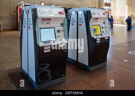 Bordeaux, Frankreich - 03 12 2024 : sncf-Automat zum Kauf von Zugfahrkarten und zum Umtausch am französischen Bahnhof Stockfoto