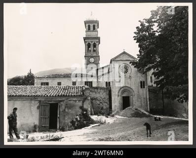 Umbria Perugia Bovara S. Pietro di Bovara. Hutzel, Max 1960-1990 Mittelalter: Architektur, Romanik (12. Jahrhundert). Campanile wurde 1582 hinzugefügt. Restaurierte Fassade mit Rosen- und Biforafenstern, dekorativen Friesen und Inschrift. Im Inneren befindet sich ein Tonnengewölbe mit einem Trifora-Fenster, ein hölzernes Kruzifix (12. Jahrhundert), Skulpturen und geschnitzte Chorgestühle sowie Stümpfe. Postmittelalterliche Architektur, Renaissance: Kreuzgang mit zweigeschossiger Loggia; modernes Presbyterium; Fresko-Fotograf und Gelehrter Max Hutzel (1911–1988) fotografiert in Italien von den frühen 1960er Jahren bis zu seinem Tod. Das Ergebnis dieses Projekts Stockfoto