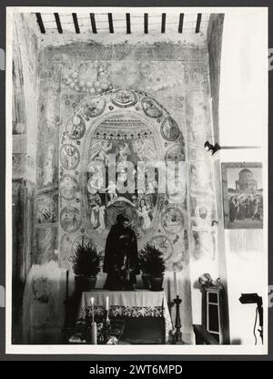 Umbrien Perugia Sant'Anatolia di Narco S. Maria delle Grazie. Hutzel, Max 1960-1990 Außenansichten dieser Kirche aus dem 16. Jahrhundert befinden sich in der mittelalterlichen Kernsammlung. Der Blick auf das romanische Innere konzentriert sich vor allem auf die Apsis-Fresken. In der Sakristei befinden sich Holzkreuze und zwei Gemälde mit interessanten Ikonograhpien: Eines von einer heiligen mit einem Messer im Hals neben einem Drachen (vielleicht St. Lucy oder St. Martha?) und einer von einem jungen Christus, der auf einem Kreuz vor Josef und Maria schläft. Er befindet sich unter Objekten wie Schädel, Würfel, Messer und Ohr, Zimmermannswerkzeuge, Veronikas Schleier und vielleicht Stockfoto