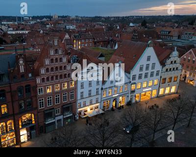 Luftaufnahmen der Altstadt in Lüneburg Lüneburg, Deutschland -16. März 2024: In dieser Luftaufnahme sind historische Häuser am Marktplatz und Teile der Lüneburger Altstadt zu sehen. Niedersachsen Stockfoto