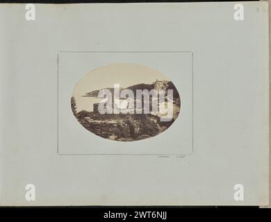 Castlehaven. Sir John Joscelyn Coghill, Fotograf (irisch, 1826–1905) etwa 1865 Mann, der sich gegen eine niedrige Steinmauer lehnt und auf Steinruinen blickt. Die Überreste der Burg Raheen befinden sich in der Ferne und der Hafen befindet sich auf der linken Seite. (Recto, Mount) oben rechts, Bleistift: „3“; (Recto, Mount) unten rechts, unter dem Bild, Bleistift in Sir John Joscelyn Coghills Hand: 'Castle Haven. [sic]'; Stockfoto