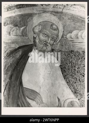 Umbria Terni Ferentillo Abbazia di S. Pietro in Valle. Hutzel, Max 1960-1990 die Abtei wurde an dem Ort gegründet, an dem die beiden Eremiten Lazzaro und Giovanni im 6. Jahrhundert lebten. Sie wurde vom Herzog von Spoleto Faroaldo II. Gegründet Das Kirchenschiff ist insofern einzigartig, als es nach Osten ausgerichtet ist. Die Kirche wurde im 10. Und 11. Jahrhundert rekonstruiert und 1931 vollständig restauriert. Zu den Fotos gehören Außenansicht, Blick auf den Innenhof, Fresken, Sarkophage und Reliefskulpturen. Ikonographie enthält Madonna und Kind mit St. Peter und Paul, Christus in einer Mandorla, S. Stockfoto