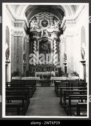 Lazio Rieti Rieti S. Agnese. Hutzel, Max 1960-1990 postmittelalterliche Architektur, Skulptur, Malerei. Diese Kirche wurde in der ersten Hälfte des 16. Jahrhunderts erbaut und 1748 umgebaut. Aus dieser Zeit stammen auch die Deckenfresken und zwei Gemälde, die Madonna des Rosenkranzes und S. Agnese e la Beata Colomba von Emanuele Alfani. Der in Deutschland geborene Fotograf und Gelehrte Max Hutzel (1911–1988) fotografierte in Italien von den frühen 1960er Jahren bis zu seinem Tod. Das Ergebnis dieses Projekts, von Hutzel als Foto Arte Minore bezeichnet, ist eine gründliche Dokumentation der kunsthistorischen Entwicklung in Italien bis hin zum Stockfoto