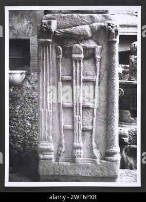 Umbria Terni Amelia Palazzo Comunale7. Hutzel, Max 1960-1990 Mittelalter: Architektonische Skulptur: Sarkophag, Kapitelle. Postmittelalterliche Architektur und architektonische Skulptur. Piazza del Municipio (Piazza Matteotti) mit Blick auf den Palazzo Comunale; Portal; Wappen und Insignien. Innenansicht von Fresken, Friesen, Gemälden aus dem 16. Und 17. Jahrhundert in den Salons I & II Antiquities: Architektur und architektonische Skulptur, 1. Jahrhundert v. Chr. bis 1. Jahrhundert n. Chr. Überreste und Fragmente des ehemaligen römischen Palastes und von Gräbern, Kapitellen, Statuen, Grabsteinen, Sarkophagen, Opferaltar. Objektnotizen: Der Palazzo C Stockfoto