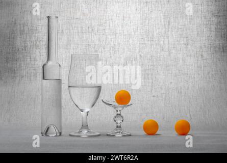 Stillleben mit Glaswaren und Glasbruch und Orangenkugeln Stockfoto