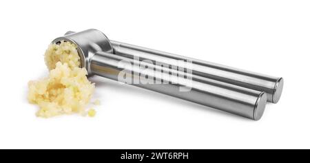 Eine Metallpresse und zerkleinerter Knoblauch, isoliert auf weiß Stockfoto