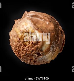 Schokoladen- und Karamell-Eislöffel isoliert auf schwarzem Hintergrund, Draufsicht Stockfoto