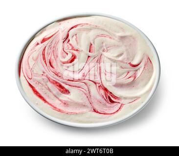 Schüssel mit gefrorenem hausgemachtem Erdbeeren- und Vanilleeis isoliert auf weißem Hintergrund, Blick von oben Stockfoto