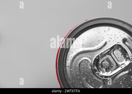 Energy Drink in nasser Dose auf hellgrauem Hintergrund, Draufsicht. Leerzeichen für Text Stockfoto