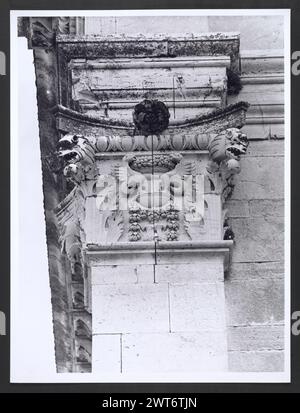 Marches Macerata Visso Santuario di Macereto7. Hutzel, Max 1960-1990 Außenaufnahmen des Tempels und anderer Gebäude im Heiligtum-Komplex. Der Tempel ist im Stil von Bramante gehalten, wurde aber von Giovanni Battista da Lugano entworfen. Es gibt viele Fotos der äußeren architektonischen Details. Innenfotos zeigen den Gewölbe und die Kuppel sowie den „Tempietto“ oder Baldacchino im klassischen Stil, der unter der Kuppel steht. Objektnotizen: Hutzel Foto Kampagnennotizen sind undatiert. Der in Deutschland geborene Fotograf und Gelehrte Max Hutzel (1911–1988) fotografierte in Italien von den frühen 1960er Jahren bis zu seinem Tod Stockfoto