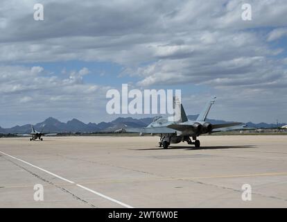 Zwei Royal Canadian Air Force CF-18 Hornet-Flugzeuge, die dem 425th Tactical Fighter Squadron Taxi zum Start auf der Davis-Monthan Air Force Base zugewiesen wurden Stockfoto