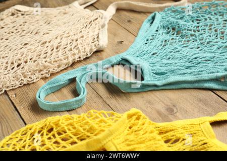 Verschiedene Säcke auf hölzernem Hintergrund, Nahaufnahme Stockfoto