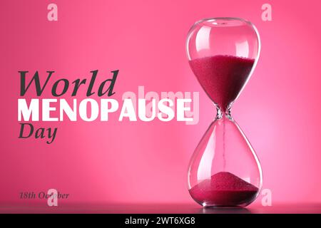 Weltmenopause Tag - 18. Oktober. Sanduhr mit rotem Sand auf hellrosa Hintergrund Stockfoto