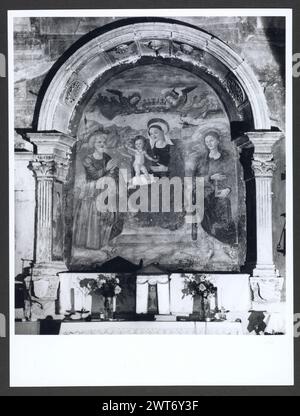 Abruzzen L'Aquila Bazzano S. Giusta. Hutzel, Max 1960-1990 Außenansichten dieser Kirche aus dem 13. Jahrhundert konzentrieren sich auf die Westfassade und das reich verzierte Portal (1238). Die Drucke der Sammlung Hutzel umfassen Ansichten des Hauptaltars, Fresken an der Ostwand, Kruzifix und Kirchenschiff-Fresken aus dem 13. Jahrhundert. In der mittelalterlichen Kernsammlung befinden sich allgemeine Ansichten des Innenraums, einschließlich der Arkade und der Krypta. Auf der Kanzel (1180) sind die Zeichen der vier Evangelisten, des Lamms Gottes und des Heiligen George tötet den Drachen. Der Blick auf die Krypta (13. Jahrhundert) zeigt einen Eingang zu den Katakomben aus dem 3. Jahrhundert und einen Stockfoto