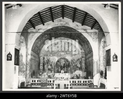 Umbrien Perugia Sant'Anatolia di Narco S. Maria delle Grazie. Hutzel, Max 1960-1990 Außenansichten dieser Kirche aus dem 16. Jahrhundert befinden sich in der mittelalterlichen Kernsammlung. Der Blick auf das romanische Innere konzentriert sich vor allem auf die Apsis-Fresken. In der Sakristei befinden sich Holzkreuze und zwei Gemälde mit interessanten Ikonograhpien: Eines von einer heiligen mit einem Messer im Hals neben einem Drachen (vielleicht St. Lucy oder St. Martha?) und einer von einem jungen Christus, der auf einem Kreuz vor Josef und Maria schläft. Er befindet sich unter Objekten wie Schädel, Würfel, Messer und Ohr, Zimmermannswerkzeuge, Veronikas Schleier und vielleicht Stockfoto