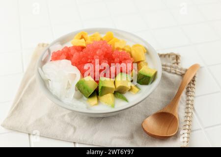 Es Campur oder Es Oyen ist eine Mischung aus Früchten und Shaved Ice, serviert auf einer Schale beliebtes Dessert in Bandung West Java Stockfoto