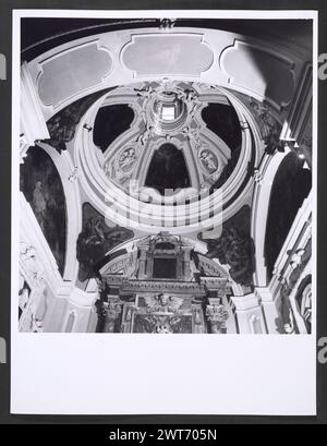 Umbria Perugia Spoleto S. Domenico4. Hutzel, Max 1960-1990 Außenansicht der 1960 restaurierten Kirche aus dem 13. Bis 14. Jahrhundert: gestreifte Fassade, Glockenturm und Portale. Der Blick von innen zeigt eine gotische Struktur mit hohen Decken, spitzen Bögen und einer Apsis mit Buntglasfenstern. In den weißen Wänden sind Fragmente erhaltener Fresken zu sehen. Die meisten Ansichten sind Gemälde und Fresken in den drei Kapellen und der Krypta. In der Kapelle von St. Maria Magdalen sind umfangreiche Freskenzyklen (Anfang des 15. Jahrhunderts) der heiligen. Die Callicola-Kapelle und die Sakramentskapelle sind barocke Kapellen mit Stuckdekor Stockfoto