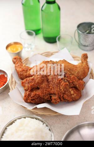 Essen Sie das ganze frittierte Huhn mit Soju, koreanischem Lifestyle Stockfoto