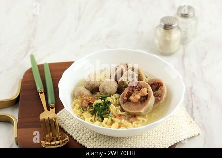 Mie Bakso, Rindfleischkugel mit gelber Nudel auf weißem Tisch Stockfoto
