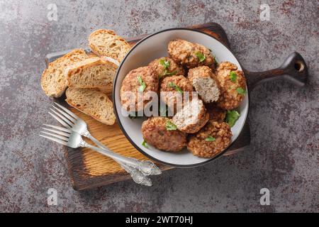 Buchweizenfleischbällchen aus Hackfleisch und gekochtem Buchweizenbrei mit Zwiebeln, Gewürzen in Nahaufnahme auf einem Teller auf dem Tisch. Horizontale obere Anzeige Stockfoto