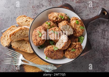 Hrechanyky oder Buchweizenfleischbällchen aus Hackfleisch und gekochtem Buchweizenbrei in Nahaufnahme auf einem Teller auf dem Tisch. Horizontale Draufsicht von oben Stockfoto