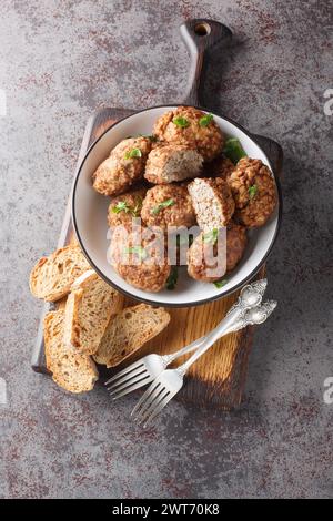 Ukrainische Buchweizen Hrechanyky werden aus Hackfleisch und gekochtem Buchweizenbrei mit Zwiebeln, Gewürzen in Nahaufnahme auf einem Teller zubereitet Stockfoto