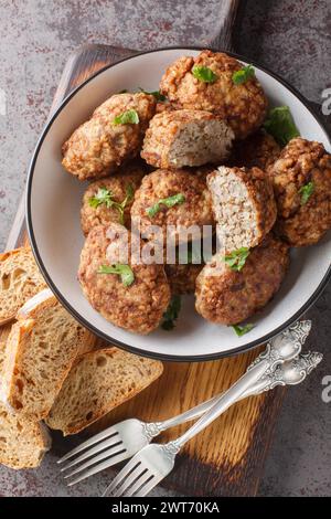 Buchweizenkotelett oder Hrechanyky ist ein Gericht der ukrainischen Küche, das aus Hackfleisch und Buchweizenbrei mit Zwiebeln hergestellt wird Stockfoto