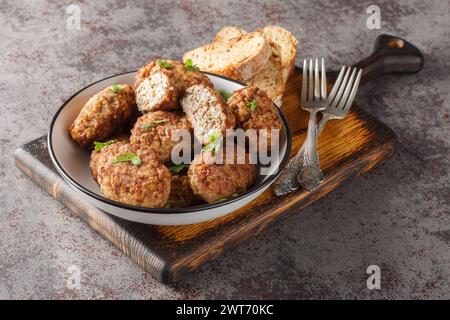 Hrechanyky oder Buchweizenfleischbällchen aus Hackfleisch und gekochtem Buchweizenbrei in Nahaufnahme auf einem Teller auf dem Tisch. Horizontal Stockfoto