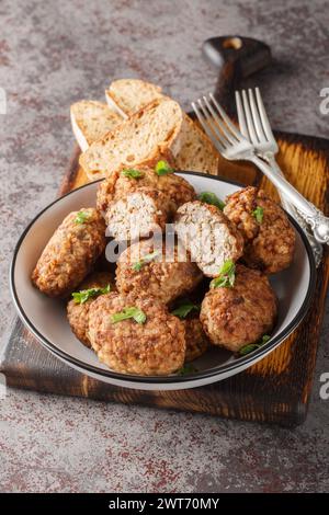 Ukrainische Buchweizen Hrechanyky werden aus Hackfleisch und gekochtem Buchweizenbrei mit Zwiebeln, Gewürzen in Nahaufnahme auf einem Teller zubereitet Stockfoto