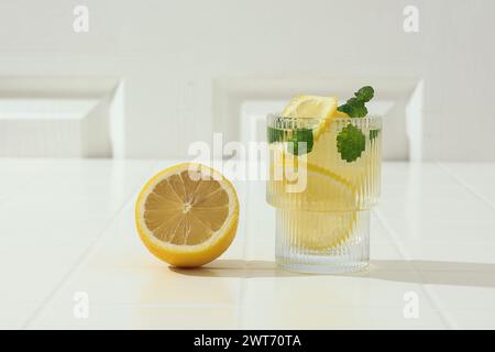 Kühle frisch zubereitete Limonade mit Mint Leaf, auf weißem Tisch Stockfoto