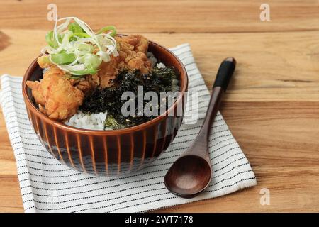 Japanische Reisschale mit Karaage-Topping und Nori-Flakes Stockfoto