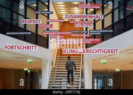 Berlin, Deutschland. März 2024. Plakate mit den politischen Zielen der SPD sind bei der Fortsetzung der geschlossenen Sitzung des SPD-Parteivorstands im Willy-Brandt-Haus zu sehen. Quelle: Jörg Carstensen/dpa/Alamy Live News Stockfoto