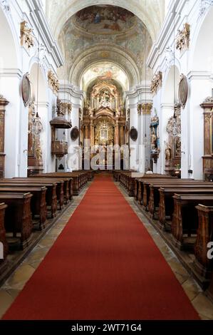 Wien, Österreich. Innenansicht der Mariahilfer Kirche. Blick von innen auf den Altar. Wunderbild „Mariahülf“ im Altar Stockfoto