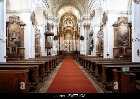 Wien, Österreich. Innenansicht der Mariahilfer Kirche. Blick von innen auf den Altar. Wunderbild „Mariahülf“ im Altar Stockfoto