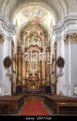 Wien, Österreich. Innenansicht der Mariahilfer Kirche. Blick von innen auf den Altar. Wunderbild „Mariahülf“ im Altar Stockfoto