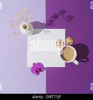 Kreatives Layout von Tasse Kaffee, Schokoladenkekse, weiße Vase mit trockenen Blumen, Orchideenblume und Papierkartennotenkopierraum auf lila Hintergrund. Stockfoto