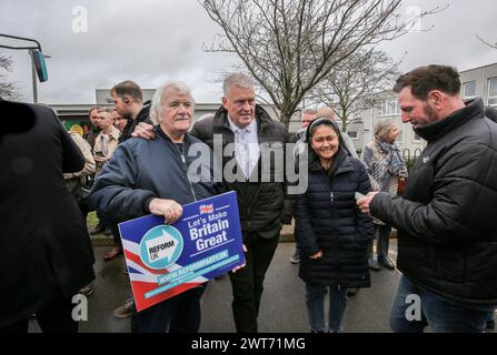 Ashfield, Großbritannien. März 2024. Lee Anderson trifft Unterstützer, man hat ein Schild mit der Aufschrift "Let Make Britain Great - Reform UK" während des Wahlkampftages "Reform UK". Lee Anderson, ehemaliger konservativer Abgeordneter, besucht zum ersten Mal seinen Wahlkreis in Ashfield, seit er am 11. März 2024 zur Reform UK übergelaufen ist und ihr erster Abgeordneter wurde. Quelle: SOPA Images Limited/Alamy Live News Stockfoto