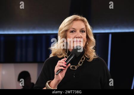 Bettina Tietjen moderiert die NDR Talk Show, Fototermin am 15.3.2024 im Fernsehstudio Hamburg Lokstedt *** Bettina Tietjen moderiert die NDR Talk Show, Fotosession am 15 3 2024 im Fernsehstudio Hamburg Lokstedt Stockfoto