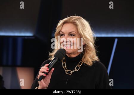 Bettina Tietjen moderiert die NDR Talk Show, Fototermin am 15.3.2024 im Fernsehstudio Hamburg Lokstedt *** Bettina Tietjen moderiert die NDR Talk Show, Fotosession am 15 3 2024 im Fernsehstudio Hamburg Lokstedt Stockfoto