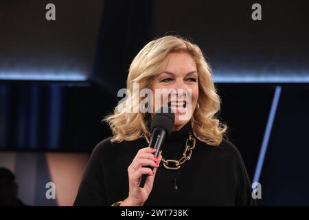 Bettina Tietjen moderiert die NDR Talk Show, Fototermin am 15.3.2024 im Fernsehstudio Hamburg Lokstedt *** Bettina Tietjen moderiert die NDR Talk Show, Fotosession am 15 3 2024 im Fernsehstudio Hamburg Lokstedt Stockfoto